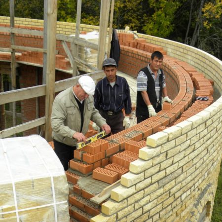 ведётся кладка алтарной части храма